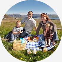 aus-/abwählen Familie beim Picknick auf Island