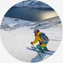 Skiläufer an isländischem Fjord