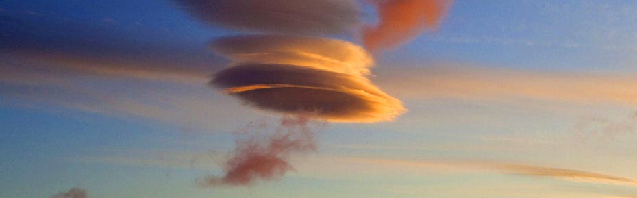 Typisch für das Klima Islands: Wolken am Abendhimmel über Island