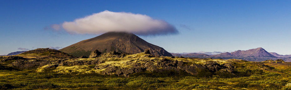 Berg mit Wolke auf Island Myvatn Region