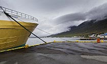 Schiff im Hafen von Eskifjördur