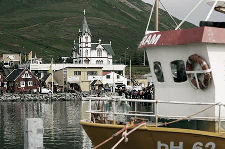 Hafen und Kirche von Húsavík