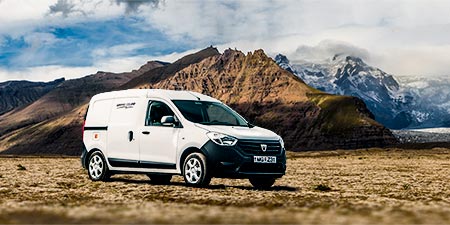 Island Island-Reisen Freedom Camper vor einem Gletscher