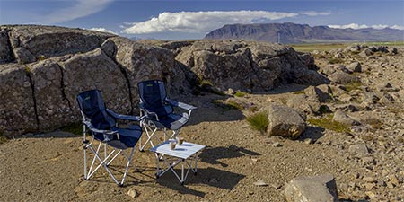 Campingtisch und Campingstühle in isländischer Landschaft
